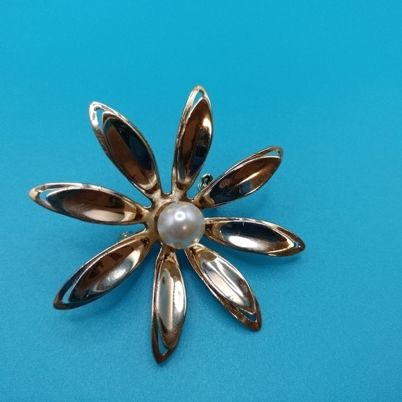 Vintage Metal Flower Brooch Daisy Spring Fashion Gold Tone Faux Pearl - Picture 2 of 6